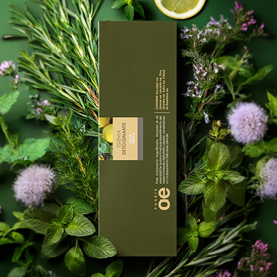 immagine del prodotto fiala essenza ambientata su sfondo verde con intorno gli ingredienti